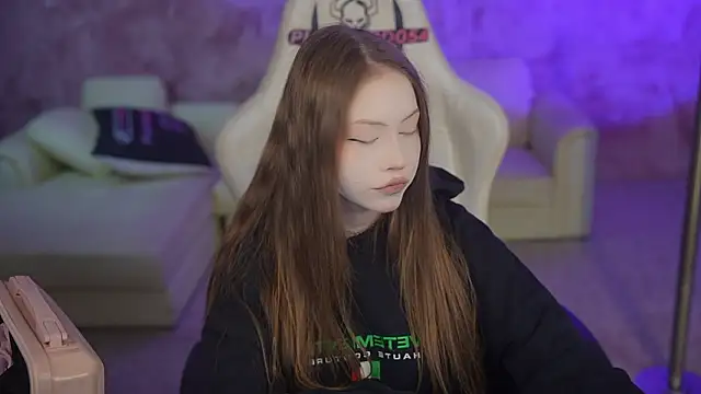 Esmie Smile online show from 02.21.26