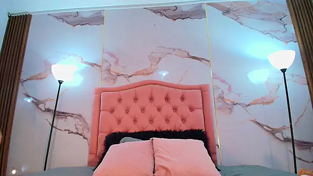 AlyaThompson online show from 12.21.25