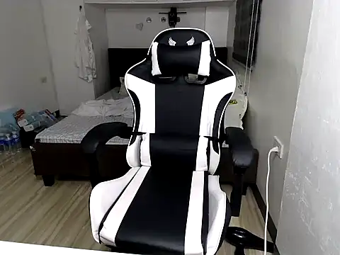 eattmebabyy online show from 11.30.25