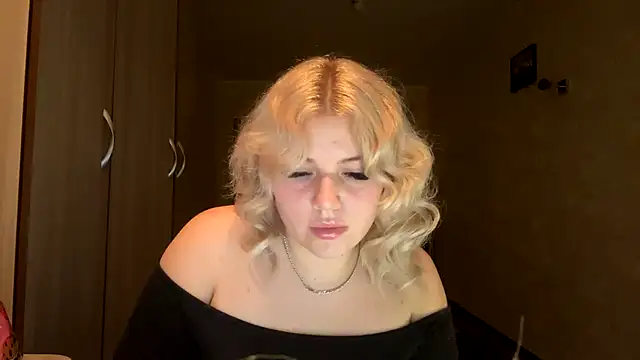 Snapshot of sunshinyflash chatting on 11.13.25 sunshinyflash online show from 11.13.25