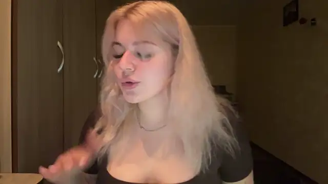 Snapshot of sunshinyflash chatting on 11.19.25 sunshinyflash online show from 11.19.25