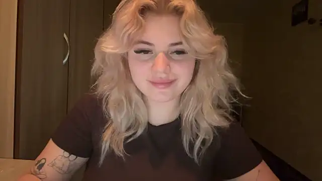 Snapshot of sunshinyflash chatting on 11.20.25 sunshinyflash online show from 11.20.25