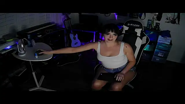 Snapshot of TheSlutMuffin chatting on 12.04.25 TheSlutMuffin online show from 12.04.25