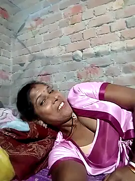 Snapshot of Savita992 chatting on 10.21.25 Savita992 online show from 10.21.25