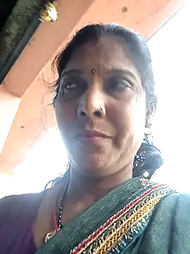 Snapshot of Savita992 chatting on 11.04.25 Savita992 online show from 11.04.25