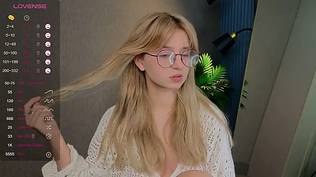 Snapshot of zegoii chatting on 10.15.25 zegoii online show from 10.15.25