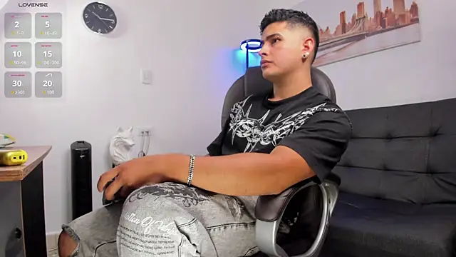 Snapshot of _Juanes chatting on 10.27.25 Juanes online show from 10.27.25