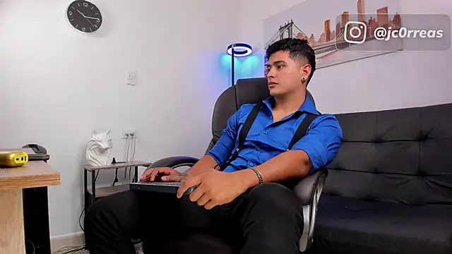 Snapshot of _Juanes chatting on 11.04.25 Juanes online show from 11.04.25