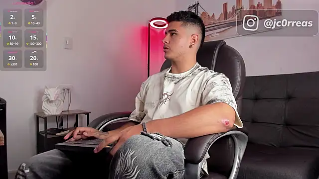 Snapshot of _Juanes chatting on 12.03.25 Juanes online show from 12.03.25