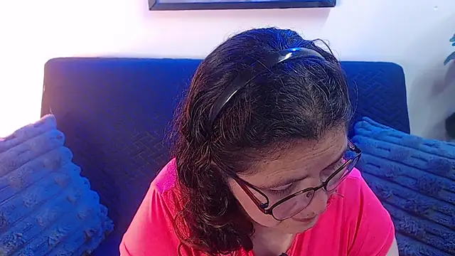 Snapshot of Linda_banks_ chatting on 11.30.25 Linda banks online show from 11.30.25