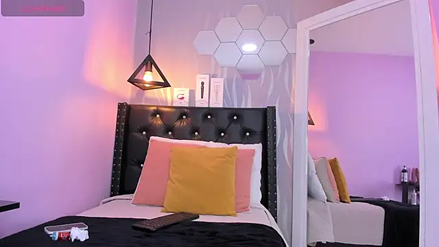 Snapshot of lucia-cute chatting on 07.27.26 lucia-cute online show from 07.27.26