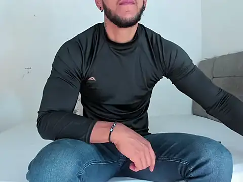 Snapshot of Edy_coltt chatting on 09.18.25 Edy coltt online show from 09.18.25