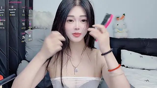 Snapshot of CeeKie chatting on 10.28.25 CeeKie online show from 10.28.25