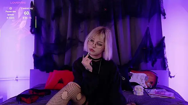 Snapshot of LiyaLuna chatting on 09.17.25 LiyaLuna online show from 09.17.25