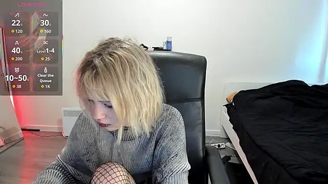 Snapshot of LiyaLuna chatting on 10.08.25 LiyaLuna online show from 10.08.25