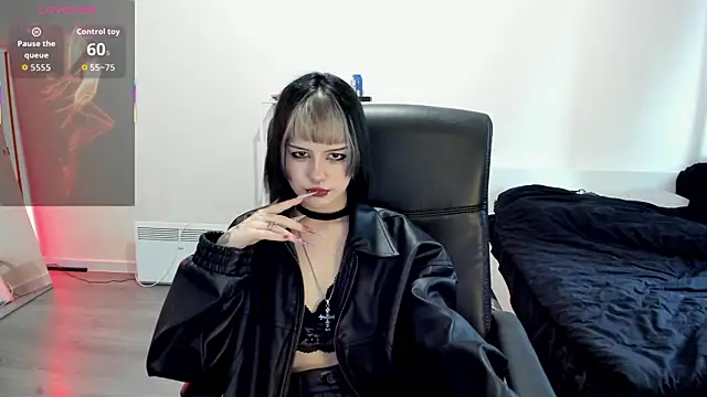 Snapshot of LiyaLuna chatting on 10.10.25 LiyaLuna online show from 10.10.25