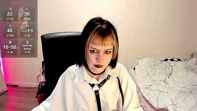 Snapshot of LiyaLuna chatting on 10.21.25 LiyaLuna online show from 10.21.25