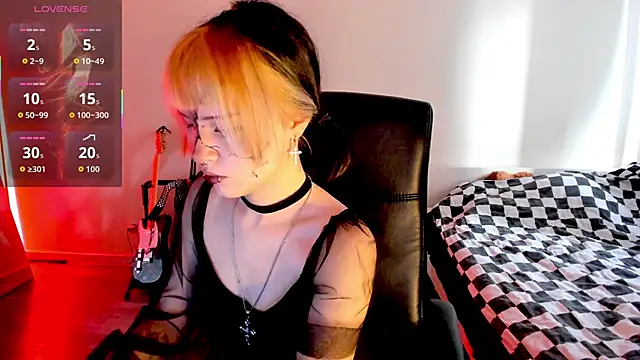 Snapshot of LiyaLuna chatting on 10.31.25 LiyaLuna online show from 10.31.25