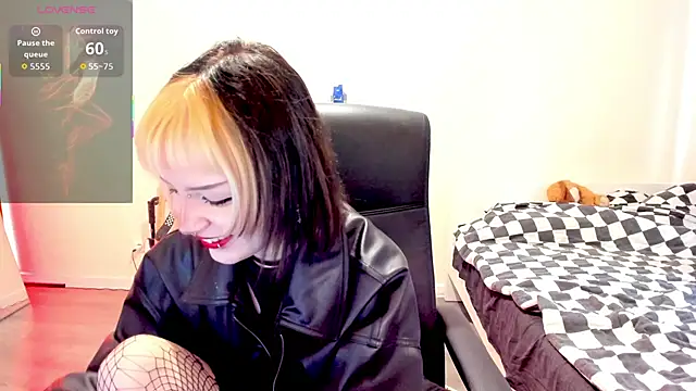 Snapshot of LiyaLuna chatting on 11.03.25 LiyaLuna online show from 11.03.25