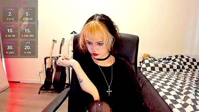 Snapshot of LiyaLuna chatting on 11.06.25 LiyaLuna online show from 11.06.25