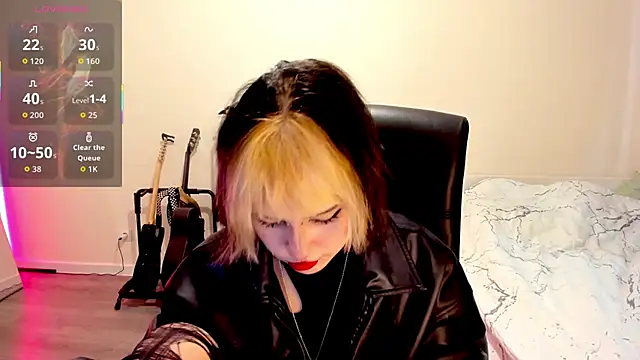 Snapshot of LiyaLuna chatting on 11.07.25 LiyaLuna online show from 11.07.25