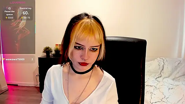 Snapshot of LiyaLuna chatting on 11.11.25 LiyaLuna online show from 11.11.25