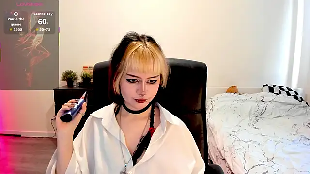 Snapshot of LiyaLuna chatting on 11.19.25 LiyaLuna online show from 11.19.25