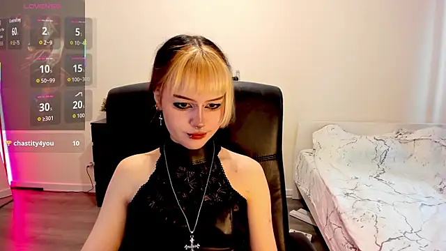 Snapshot of LiyaLuna chatting on 11.20.25 LiyaLuna online show from 11.20.25