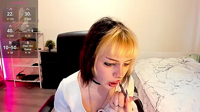 Snapshot of LiyaLuna chatting on 12.02.25 LiyaLuna online show from 12.02.25