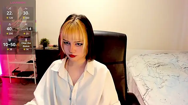 Snapshot of LiyaLuna chatting on 12.05.25 LiyaLuna online show from 12.05.25