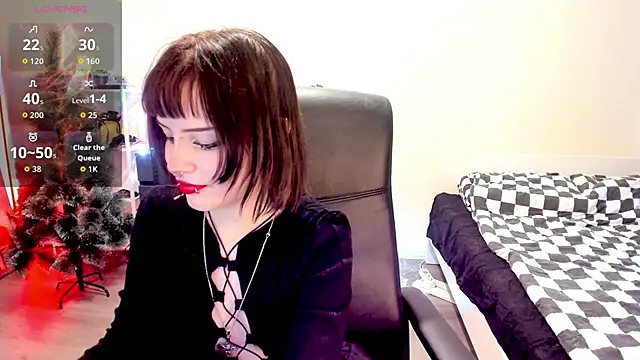 Snapshot of LiyaLuna chatting on 12.15.25 LiyaLuna online show from 12.15.25