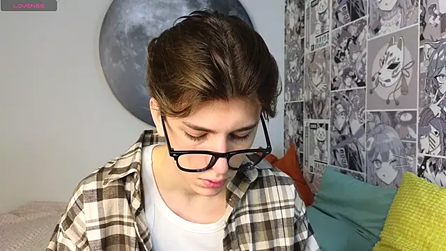 Snapshot of Oliver_Starboy chatting on 10.21.25 Oliver Starboy online show from 10.21.25