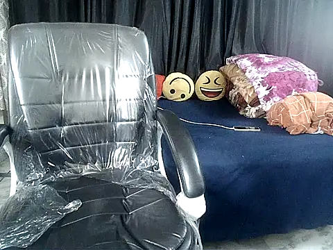 Snapshot of Anaconda-Mall chatting on 12.19.25 Anaconda-Mall online show from 12.19.25