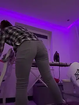 Snapshot of IsabellaEtha chatting on 10.10.25 IsabellaEtha online show from 10.10.25