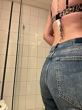 Snapshot of IsabellaEtha chatting on 10.21.25 IsabellaEtha online show from 10.21.25