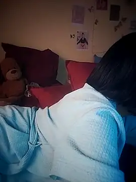 Seductive Yellow Titties online show from 09.12.25