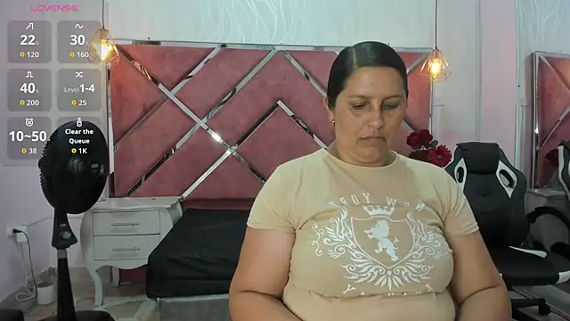 Snapshot of KikaDuque chatting on 05.26.26 KikaDuque online show from 05.26.26