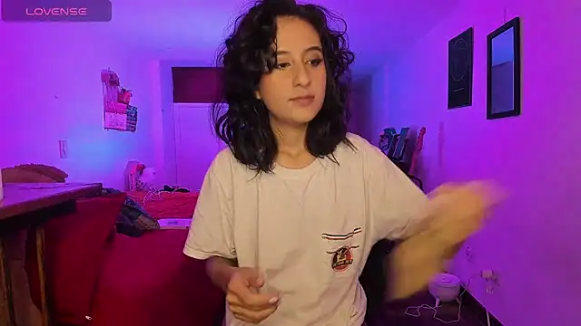 Snapshot of atenea_dragon__ chatting on 10.18.25 atenea dragon online show from 10.18.25