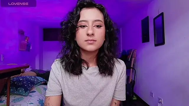 Snapshot of atenea_dragon__ chatting on 11.26.25 atenea dragon online show from 11.26.25