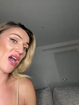 Snapshot of CamyBlossom chatting on 10.15.25 CamyBlossom online show from 10.15.25