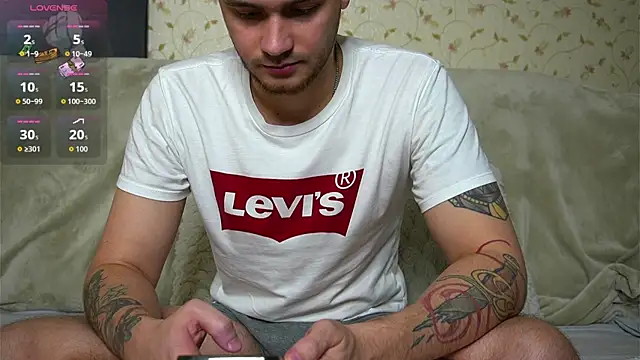 Snapshot of johnstoneisland chatting on 11.10.25 johnstoneisland online show from 11.10.25