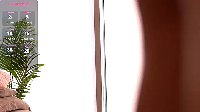 Snapshot of DesiredMia_ chatting on 09.23.25 DesiredMia online show from 09.23.25