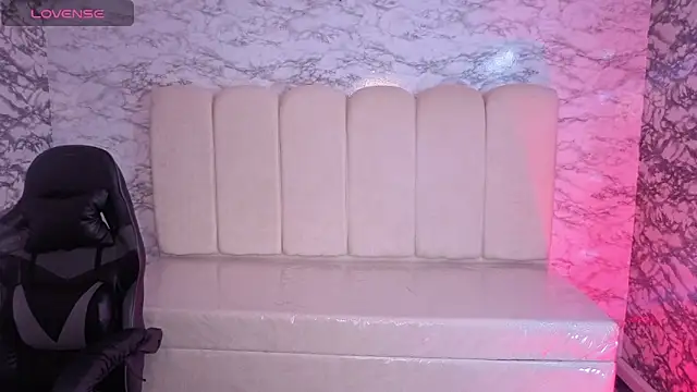 Luna Star v online show from 10.14.25