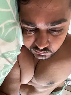 Snapshot of blrguychub chatting on 11.17.25 blrguychub online show from 11.17.25