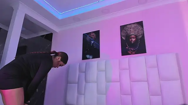 Snapshot of CrisstalStwart chatting on 10.18.25 CrisstalStwart online show from 10.18.25