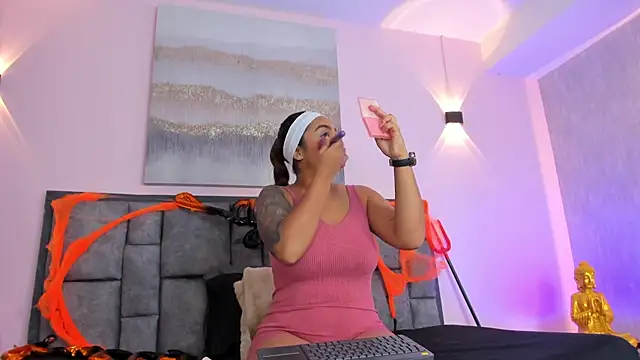 Snapshot of CrisstalStwart chatting on 10.28.25 CrisstalStwart online show from 10.28.25