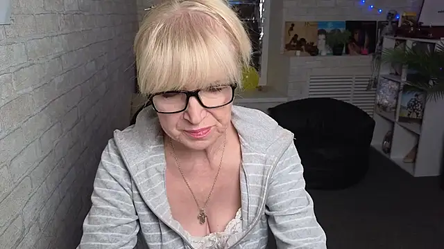 Snapshot of Sabina_Ros chatting on 09.30.25 Sabina Ros online show from 09.30.25