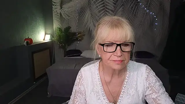 Snapshot of Sabina_Ros chatting on 10.21.25 Sabina Ros online show from 10.21.25