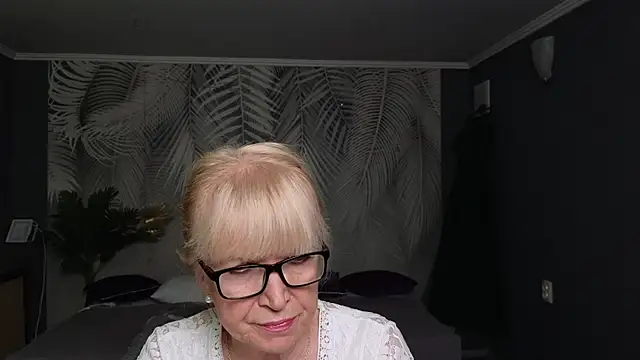 Snapshot of Sabina_Ros chatting on 10.27.25 Sabina Ros online show from 10.27.25