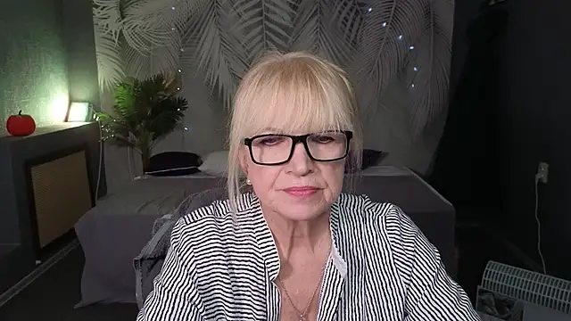 Snapshot of Sabina_Ros chatting on 11.20.25 Sabina Ros online show from 11.20.25